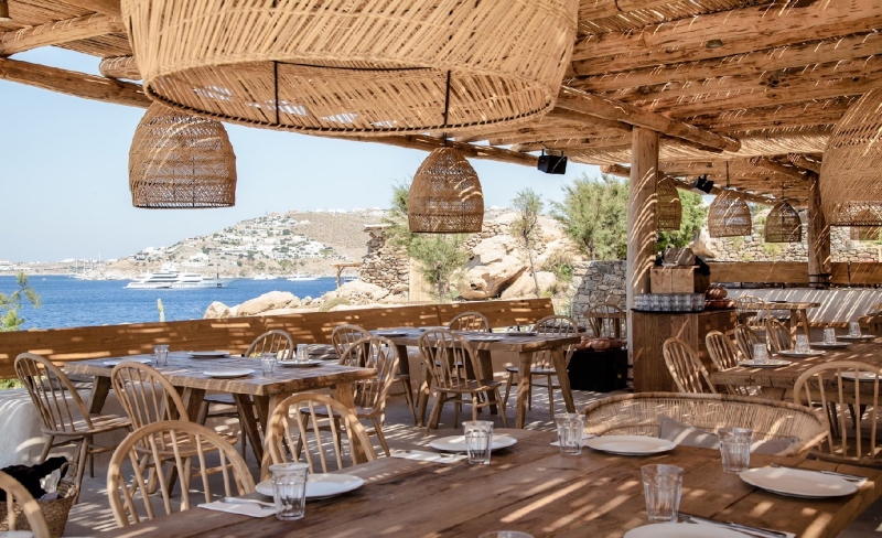 another picture of a restaurant by the beach 